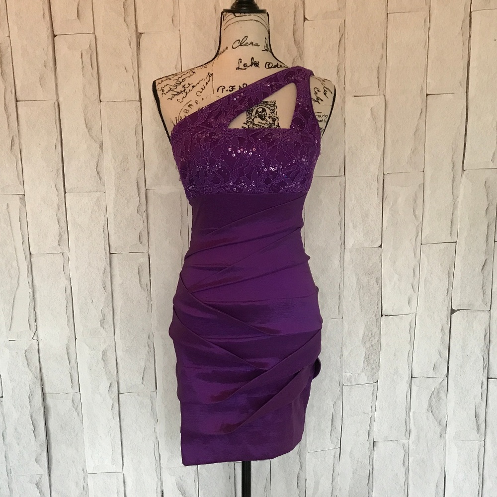 Hailey Logan by Adrianna Papell Juniors 1-Shoulder